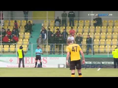 شاهدالجماهير تتغازل وتعاكس مساعد الحكم