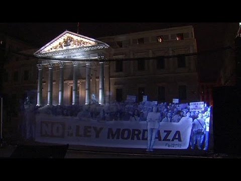 بالفيديو مظاهرة افتراضية احتجاجًا على قانون جديد في إسبانيا