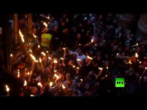 شاهد المسيحيون يستقبلون فيض النور المقدس في سبت النور