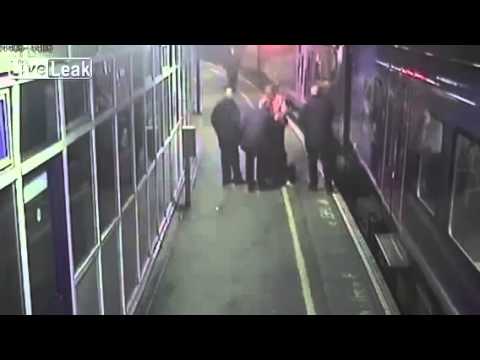 فيديو لحظة سقوط رجل مخمور أسفل عجلات قطار