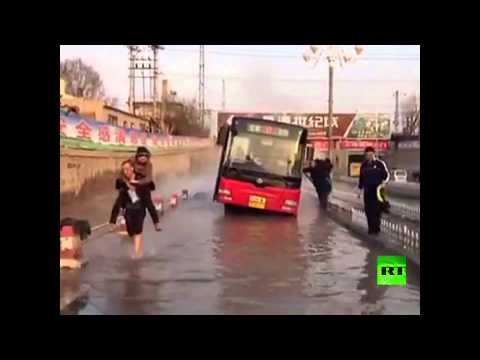 بالفيديو عامل مناجم يغدو بطلا في أعين الجمهور