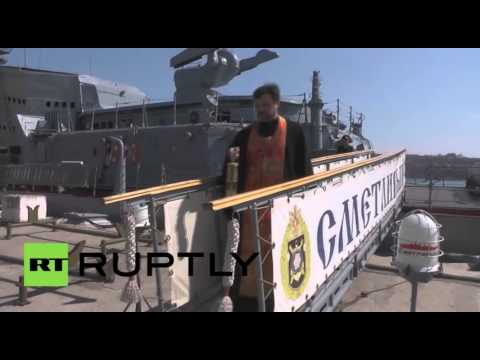 بالفيديو سفن حربية تبارك بالنار المقدسة