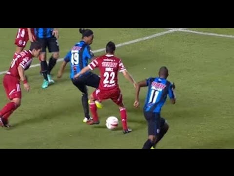 بالفيديو رونالدينهو يواصل تألقه في الملاعب