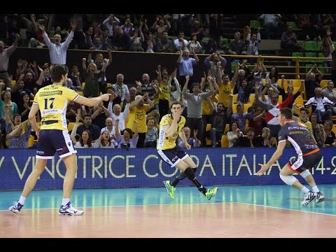 بالفيديو هدف اكروباتي مذهل في مباراة كرة طائرة