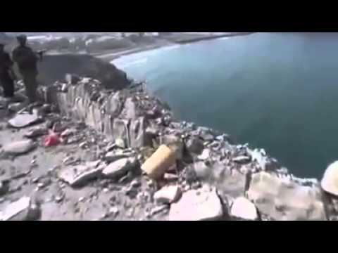 بالفيديو لحظة سقوط دبابة حوثية في البحر