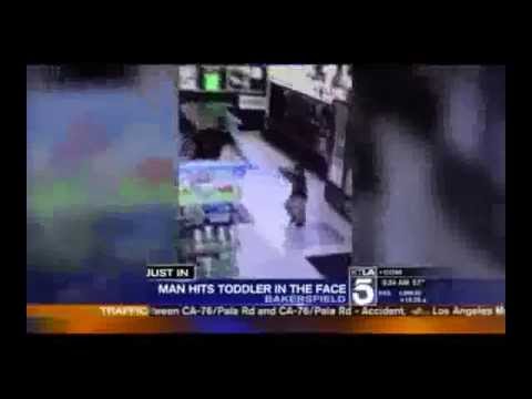 رجل يعتدي على طفل بالضرب داخل «سوبر ماركت»