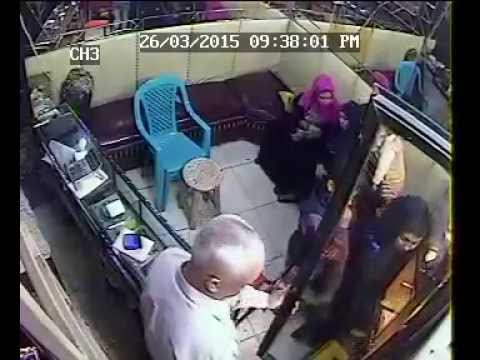 سيدتان تسرقان محل ذهب بعد مغافلة مالكه