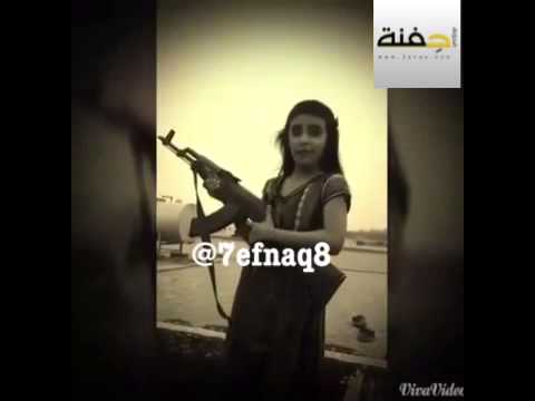 طفلة في الثامنة تحمل بندقية آلية لتأييد «عاصفة الحزم»