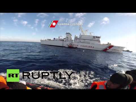 شاهد مفرزة إيطالية من حراسة السواحل تنقذ 144 مهاجرًا