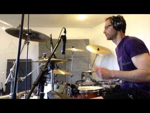 شاهد بالفيديو مهارات بيتر تشيك في العزف الموسيقي