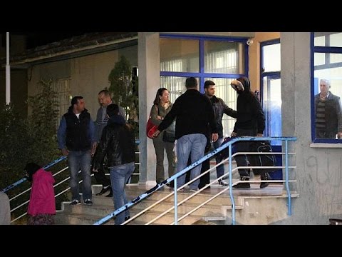 شاهد بالفيديو ترحيل عائلة بريطانية إلى بلادها