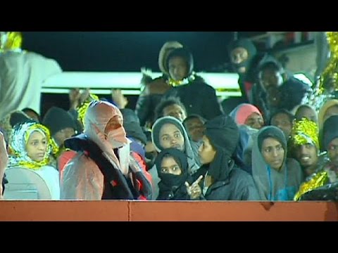 شاهد 250 مهاجرًا إلى صقلية من لامبيدوزا