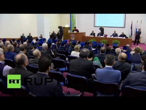 شاهد منح الرئيس عباس الدكتوراه الفخرية في جامعة الصداقة