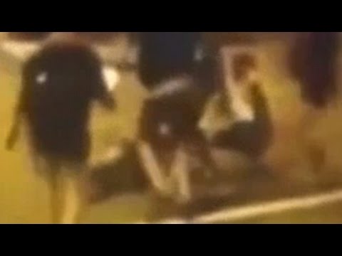 شاهد 25 مراهقًا يعتدون على رجل وابنته