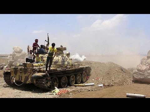 شاهد تنظيم القاعدة يسيطر على مطار المكلا في حضرموت