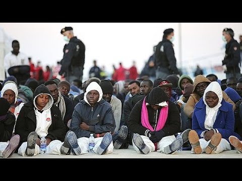 شاهد توقيف مهاجرين في صقلية اُتهموا بإلقاء آخرين في البحر