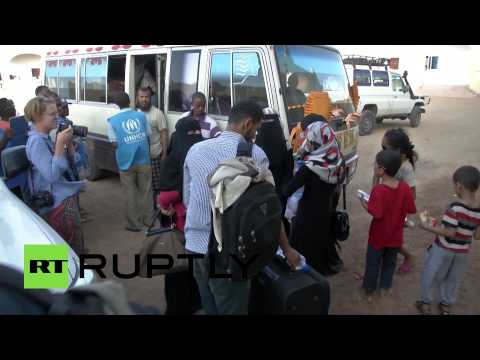 شاهد لاجئون يمنيون يفرون إلى مخيم مؤقت في جيبوتي