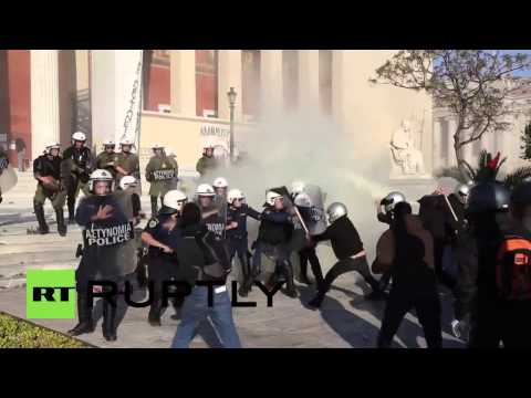 شاهد اشتباكات بين الشرطة ومحتجين في أثينا