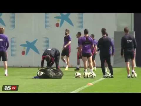 فيديو بيكيه يصيب سواريز بـهيستيريا ضحك