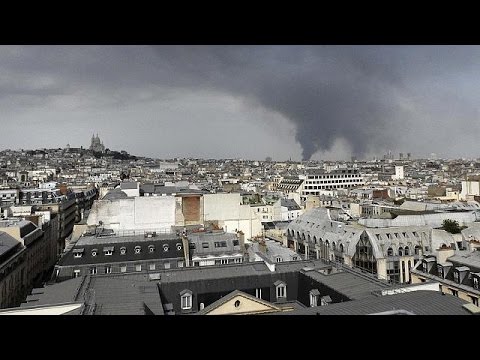 بالفيديو رجال الأطفاء يناضلون لإخماد حريق مهول شمال باريس