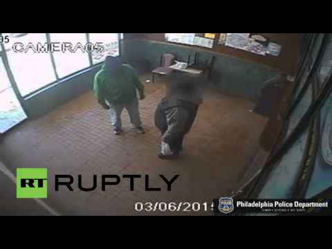 شاهد هجوم شرس غير مبرر في مطعم صيني