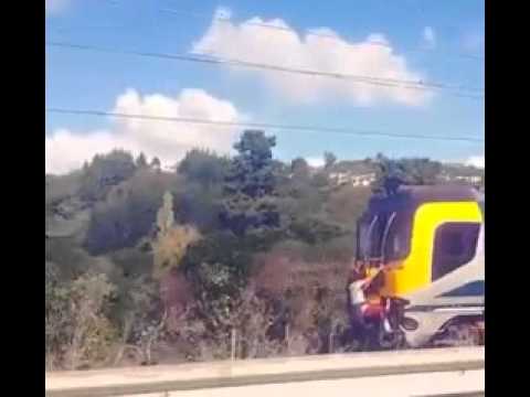 شاهد أطفال يعرضون حياتهم للخطر علي متن قطار