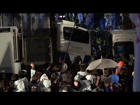 بالفيديو مواجهات بين الشرطة وعائلات ضحايا عبّارة سيول