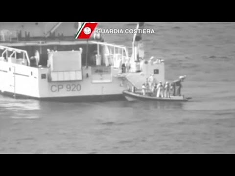 فيديو إنقاذ 28 شخصًا من الغرق قبالة الشواطىء الإيطالية