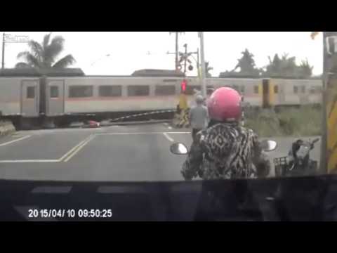 بالفيديو نجاة عجوز من الدهس تحت عجلات قطار