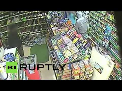 شاهد مسلح يعتدي على صاحب محل بسكين مطبخ