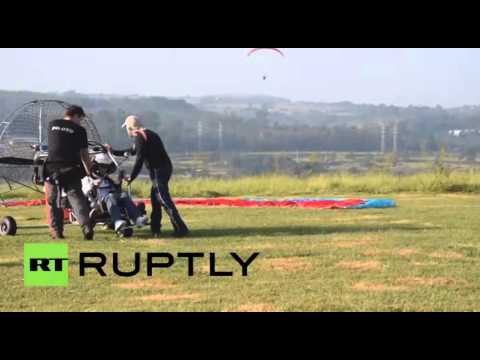 بالفيديو شخص من ذوي الاحتياجات الخاصة ينفذ عملية طيران