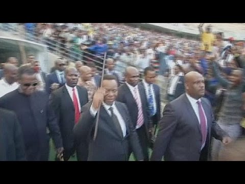 شاهد ملك الزولو في جنوب أفريقيا يدين الهجمات ضد الأجانب