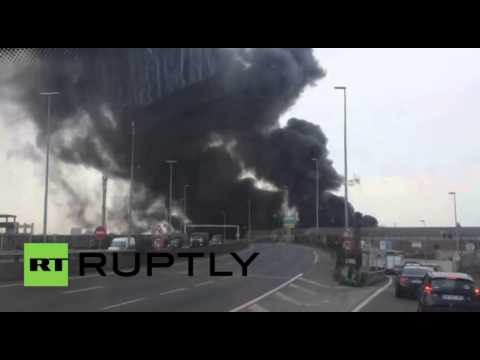 فيديو اندلاع حريق في مستودع أقمشة وأحذية