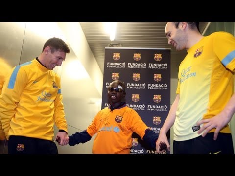 بالفيديو نجوم برشلونة يسعدون طفلًا كفيفًا