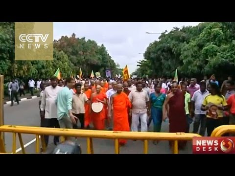 شاهد أنصار الرئيس السريلانكي الخاسر يحتلون مبنى البرلمان