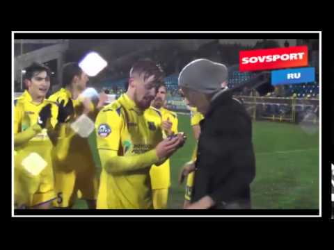 بالفيديو لاعب روسي يطلب يد صديقته للزواج في الملعب