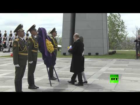 فيديو بوتين يضع الزهور على نصب ضحايا مذابح الأرمن