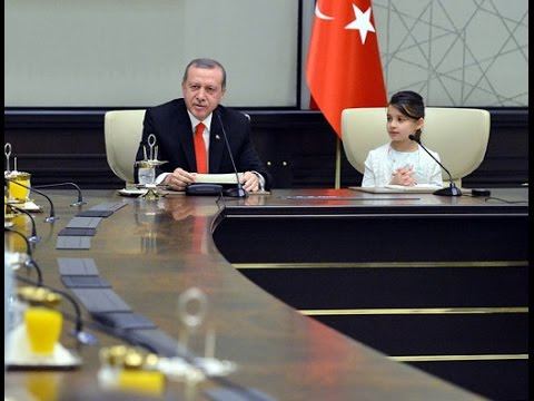 شاهد أردوغان يتنازل عن منصب الرئاسة لطفلة صغيرة