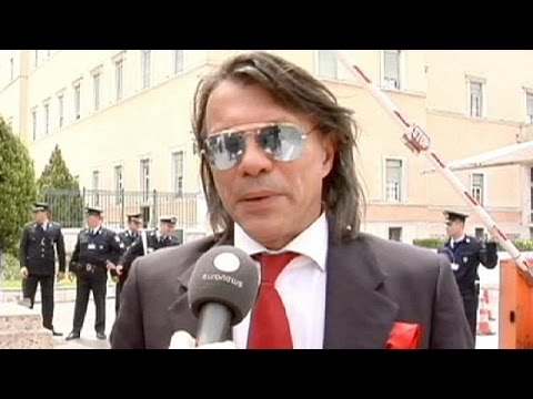 شاهد رؤساء البلديات يحتجون أمام البرلمان في اليونان