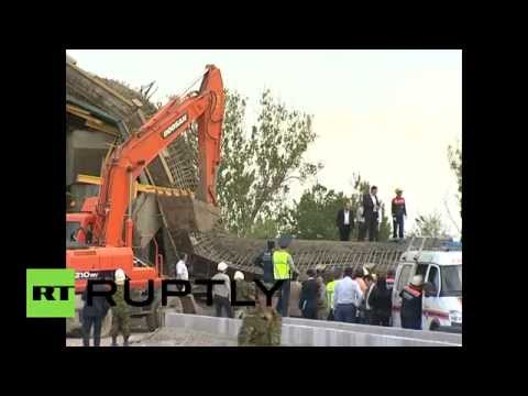 بالفيديو إصابات في انهيار جسر قيد الإنشاء في كازاخستان