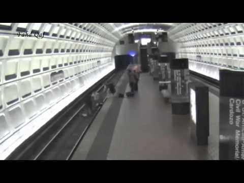 شاهد قعيد ينجو رغم سقوطه على قضبان مترو الأنفاق