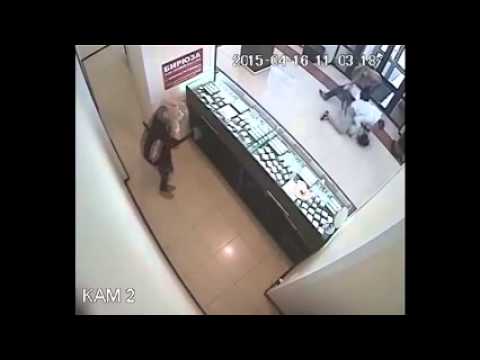 شاهد لحظة إنقاذ شاب محل مجوهرات من عملية سطو