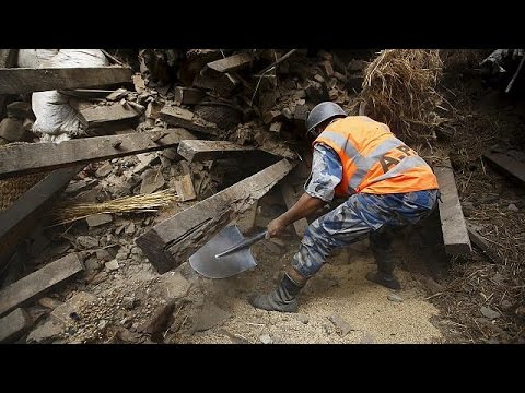 شاهد سقوط أكثر من 1800 قتيل إثر زلزال عنيف