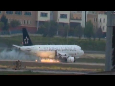 شاهد لحظة نجاة الطائرة التركية من كارثة محققة