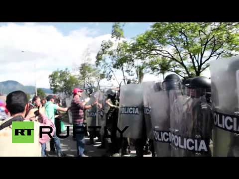 بالفيديو اشتباكات بين مدرسين والشرطة في موسكو