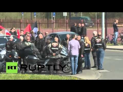 شاهد لحظة اعتراض طريق ذئاب الليل في بولندا