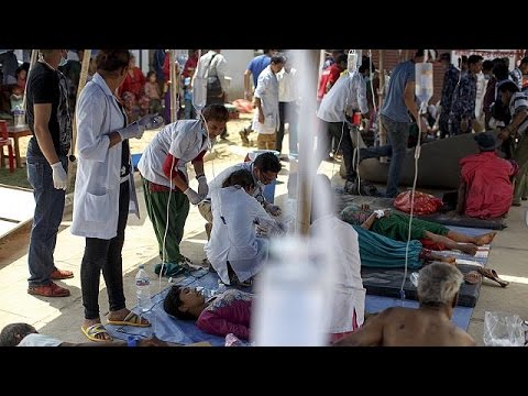 شاهد معاناة الأطقم الطبية في نيبال من زيادة المرضى