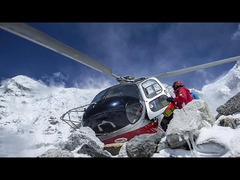 شاهد صور لآثار الدمار في قاعدة للتخييم في جبل إيفرست