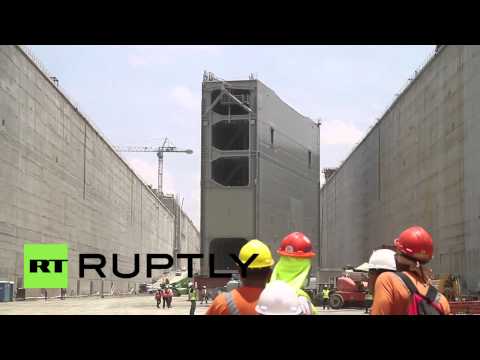 شاهد عملية تثبيت آخر البوابات في مشروع توسعة قناة بنما