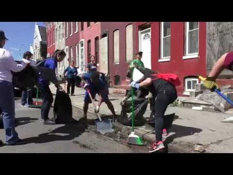 شاهد متطوعون ينظفون شوارع مدينة بالتيمور